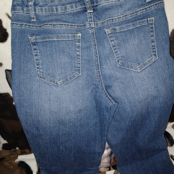 VERSONA EMBELISHED CROP DENIM - Picture 7 of 7